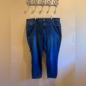 Kut from the Kloth Katy Boyfriend Jean. 18w.  Stretchy and comfy. Some distress.